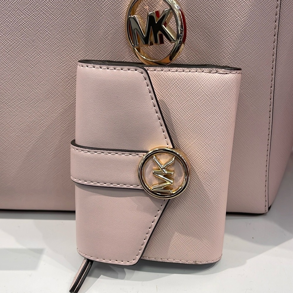 MICHAEL KORS
Carmen Medium Faux Leather Wallet
Powder Blush
NWT - Picture 6 of 16